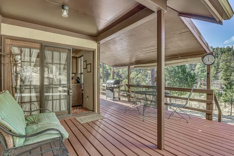 1 Mi to Downtown Ruidoso: Peaceful Forested Cabin! House in Ruidoso