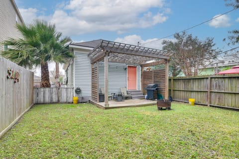 1 Mi to Dtwn Galveston! Home w/ Pet-Friendly Yard House in Galveston Island