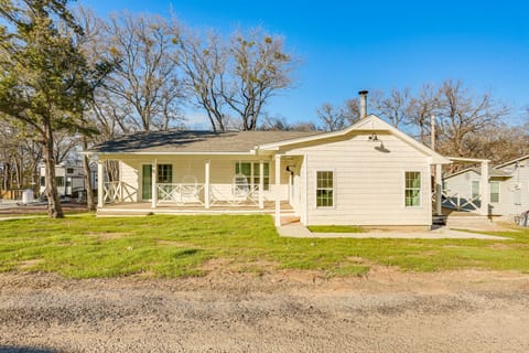 Walk to Lake Texoma: Kingston Retreat w/ Deck! House in Lake Texoma