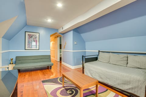 < 2 Mi to UChicago: Apt Near Bus Stops! Apartment in Chicago