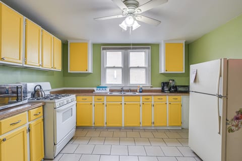 < 2 Mi to UChicago: Apt Near Bus Stops! Apartment in Chicago