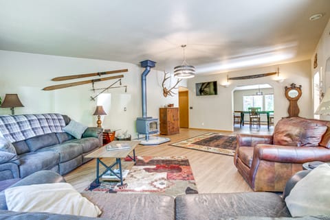 11 Acres of Adventure! Woodsy Mead Stay w/ Trails House in Washington