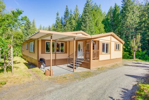 11 Acres of Adventure! Woodsy Mead Stay w/ Trails House in Washington