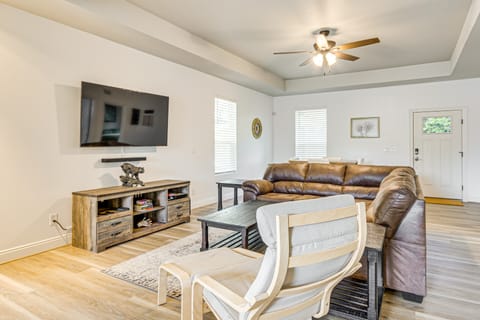 Outdoor Bar & Fire Pit: Navarre Getaway! House in Alabama