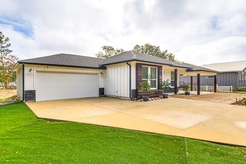 Outdoor Bar & Fire Pit: Navarre Getaway! House in Alabama