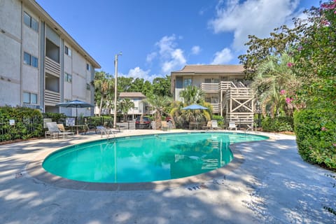 Golf, Shop & Relax Beachside! Hilton Head Getaway Apartment in Hilton Head Island