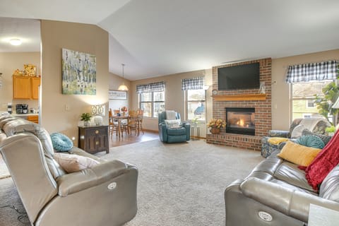 17 Mi to Columbus: Pickerington Home w/ Fire Pit! House in Pickerington