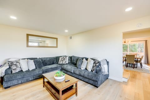 Spacious Family Home w/ Deck in Lake Arrowhead! House in Lake Arrowhead