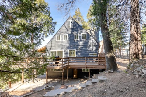 Spacious Family Home w/ Deck in Lake Arrowhead! House in Lake Arrowhead