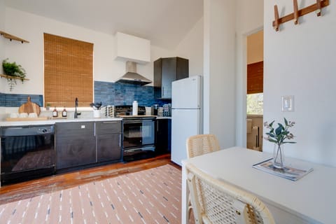 Stylish Apt Near Lake Travis w/ Entertainment Apartment in Lake Austin