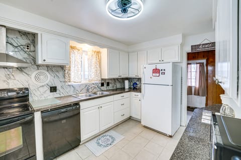 15 Mi to Dtwn Detroit: Cozy Family Home w/ Yard! House in Detroit