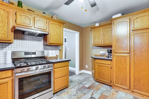 < 1 Mi to Main St Berryville: Spacious Family Home House in Arkansas