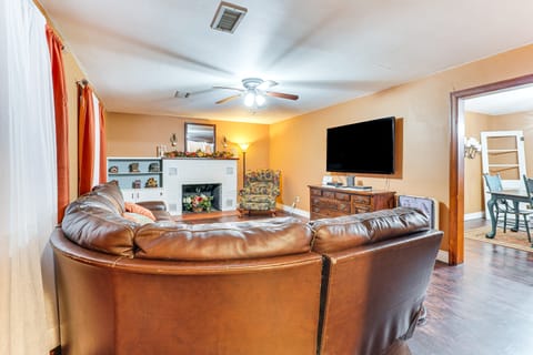 < 1 Mi to Main St Berryville: Spacious Family Home House in Arkansas