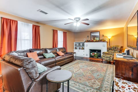 < 1 Mi to Main St Berryville: Spacious Family Home House in Arkansas