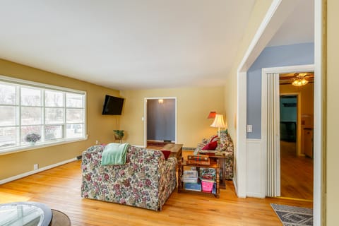 9 Mi to Lake George Village: Home in Queensbury House in Queensbury