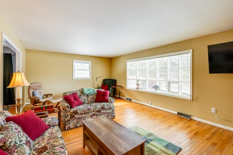 9 Mi to Lake George Village: Home in Queensbury House in Queensbury