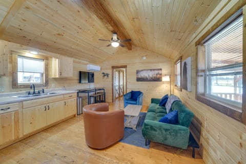 28 Mi to Downtown Louisville: Serene Farm Getaway House in Indiana