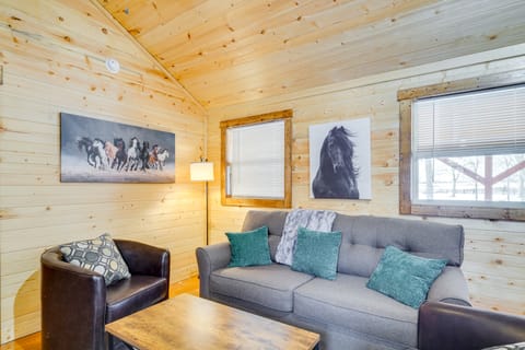 La Grange Cabin on a Racehorse Farm w/ Pond Views! House in Indiana