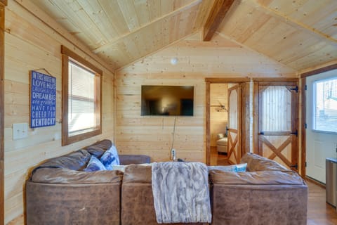 Pond-View Cabin Near Louisville on Racehorse Farm! House in Indiana