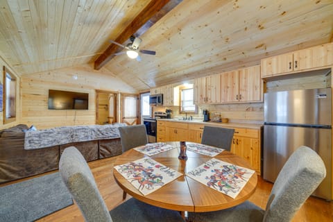 Pond-View Cabin Near Louisville on Racehorse Farm! House in Indiana