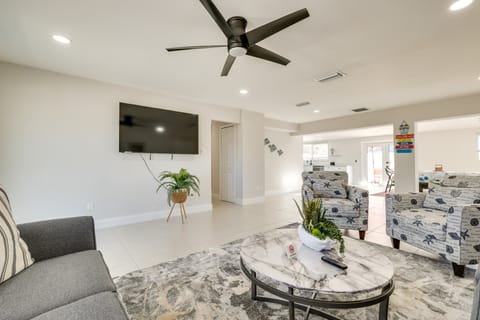 Walk to Fort Myers Beach: Family-Friendly Getaway! Apartment in Estero Island
