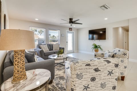 Walk to Fort Myers Beach: Family-Friendly Getaway! Apartment in Estero Island