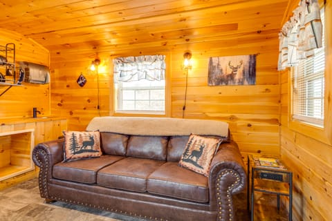 Patio, Fire Pit & Grill: Central Sevierville Cabin House in Sevierville