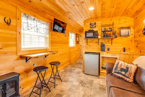 Patio, Fire Pit & Grill: Central Sevierville Cabin House in Sevierville
