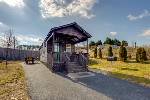 Patio, Fire Pit & Grill: Central Sevierville Cabin House in Sevierville