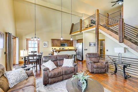 5 Mi to Terry Peak: Spacious Lead Cabin w/ Hot Tub House in North Lawrence