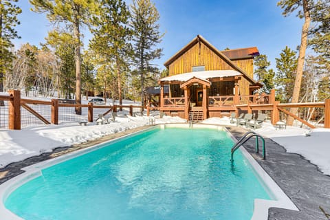 5 Mi to Terry Peak: Spacious Lead Cabin w/ Hot Tub House in North Lawrence