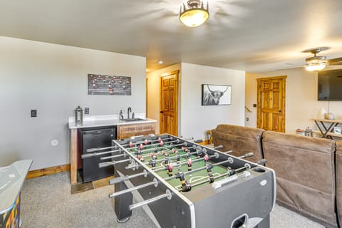 5 Mi to Terry Peak: Spacious Lead Cabin w/ Hot Tub House in North Lawrence