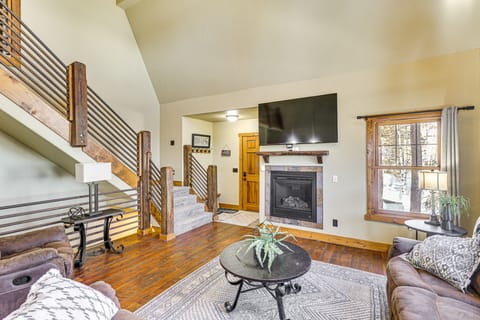 5 Mi to Terry Peak: Spacious Lead Cabin w/ Hot Tub House in North Lawrence