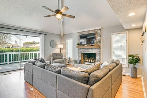 1 Mi to Broadway at the Beach: Home w/ Large Yard! House in Carolina Forest