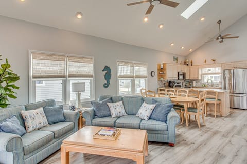 Walk to Ocean: Sunset Beach House w/ 3-Level Deck! House in Sunset Beach