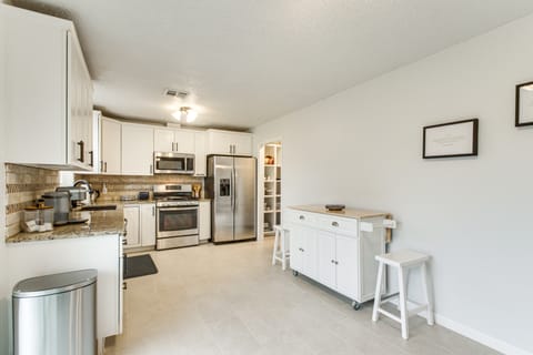 5 Mi to Museum of the Great Plains: Home w/ Patio House in Lawton