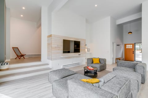 Hot Tub + Fire Pit: Modern North Carolina Retreat House in Tennessee