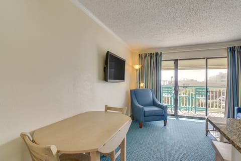 Walk to Galveston Fishing Pier: Condo w/ Balcony Apartment in Galveston Island