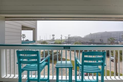 Walk to Galveston Fishing Pier: Condo w/ Balcony Apartment in Galveston Island