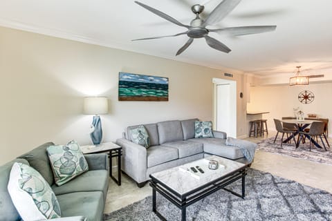 8 Mi to Beach: Modern Condo in Fort Myers! Apartment in Fort Myers