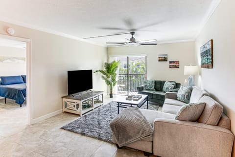 8 Mi to Beach: Modern Condo in Fort Myers! Apartment in Fort Myers