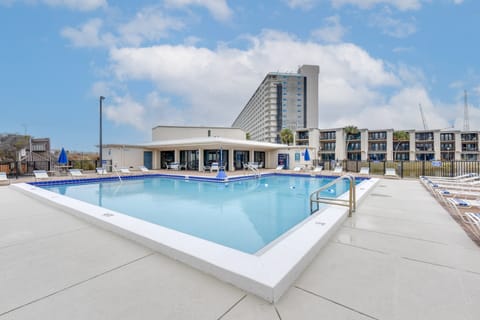 Steps to Shore: PCB Condo w/ Pool Access + Balcony Apartment in Lower Grand Lagoon