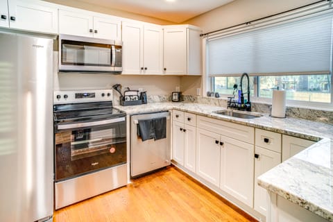 Home 14 Mi to Highpoint Health w/ Fenced Yard! House in Hendersonville