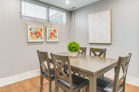 5 Mi to Dtwn: Ukrainian Village Apartment! Apartment in Chicago