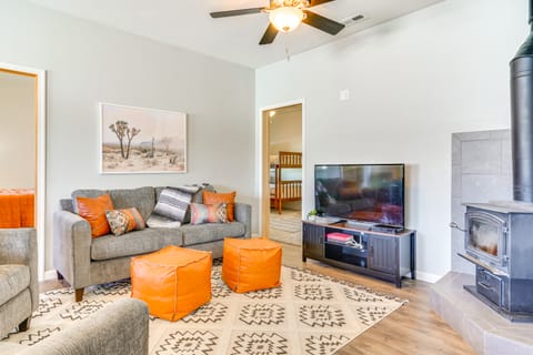 Mtn-View Hideaway w/ Wood Stove in Pueblo! House in Colorado