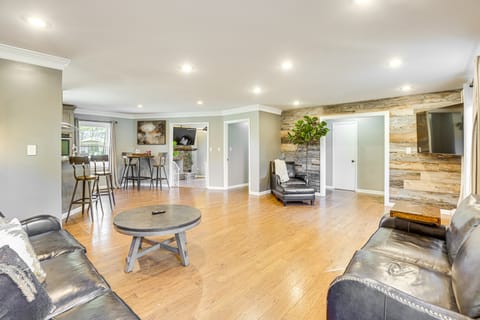 4 Mi to Dtwn Tuscaloosa: Home w/ Cozy Den! House in Tuscaloosa