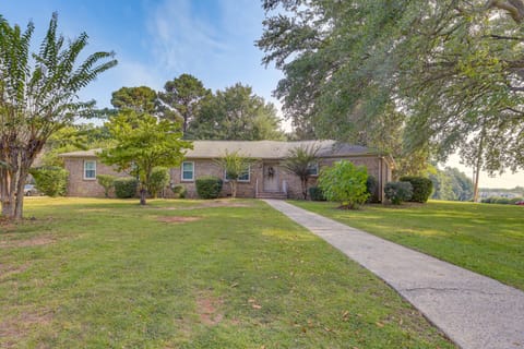 4 Mi to Dtwn Tuscaloosa: Home w/ Cozy Den! House in Tuscaloosa