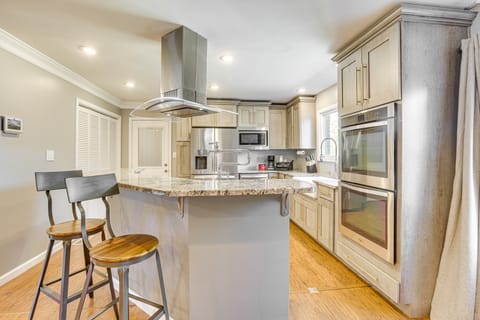 4 Mi to Dtwn Tuscaloosa: Home w/ Cozy Den! House in Tuscaloosa