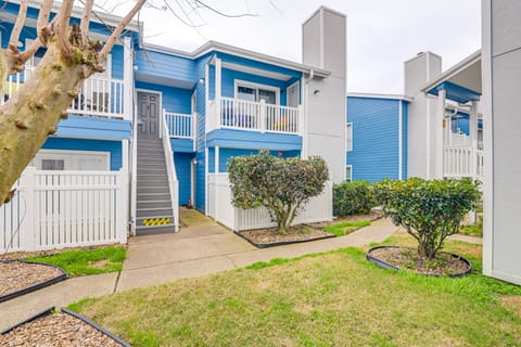 < 1 Mi to Beach: Galveston Condo w/ Fenced Patio Apartment in Galveston Island