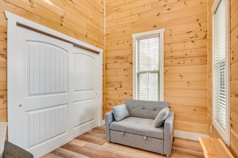 Covered Porch & Fire Pit: Cabin in Richland House in Ozark Mountains